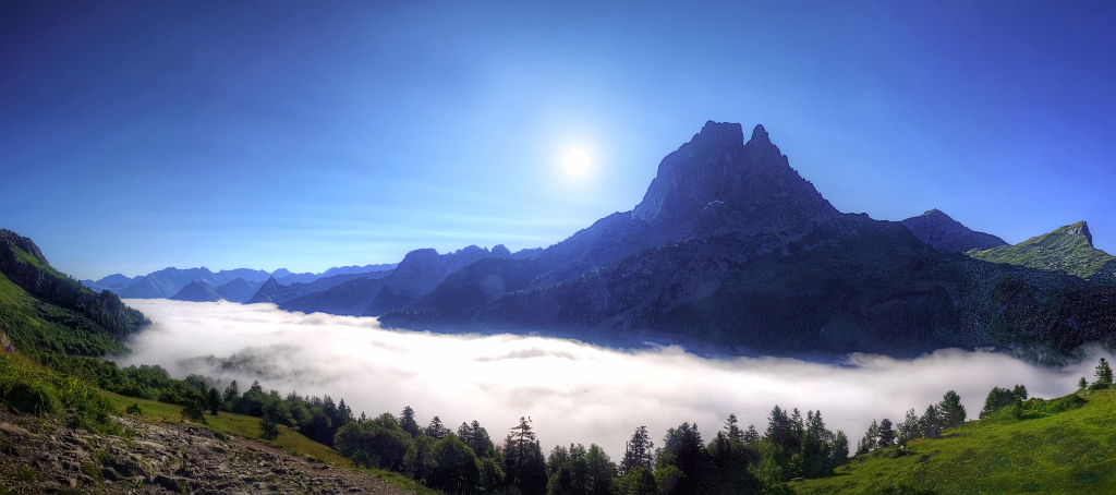IMGP0313_DxO_IMGP0347_DxO-35 images_N_0_1_2_3_4_tonemapped.jpg - en redescendant vers Biuos-Artgues, mer de nuages et Pic du Midi d'Ossau.